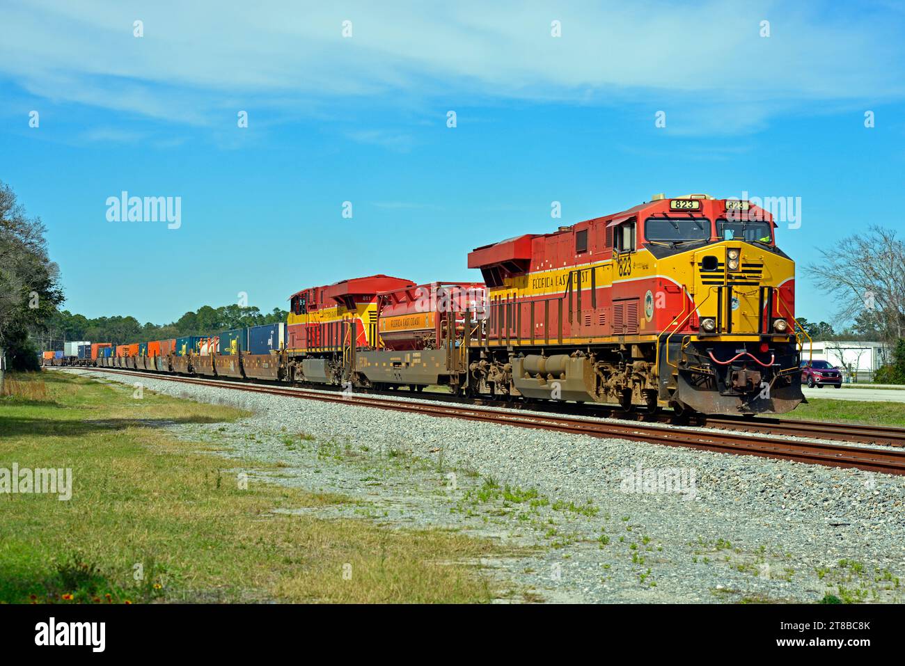Ein intermodaler Güterzug der Florida East Coast Railroad in südlicher Richtung fährt am Saint Augustine Airport vorbei, als er aus Jacksonville Yard fährt. Stockfoto