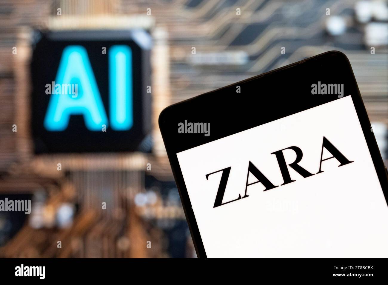 China. November 2023. In dieser Fotoabbildung zeigt das spanische multinationale Bekleidungsdesign-Einzelhandelsunternehmen von Inditex, Zara, das auf einem Smartphone mit einem Chip für künstliche Intelligenz (KI) und einem Symbol im Hintergrund zu sehen ist. Quelle: SOPA Images Limited/Alamy Live News Stockfoto