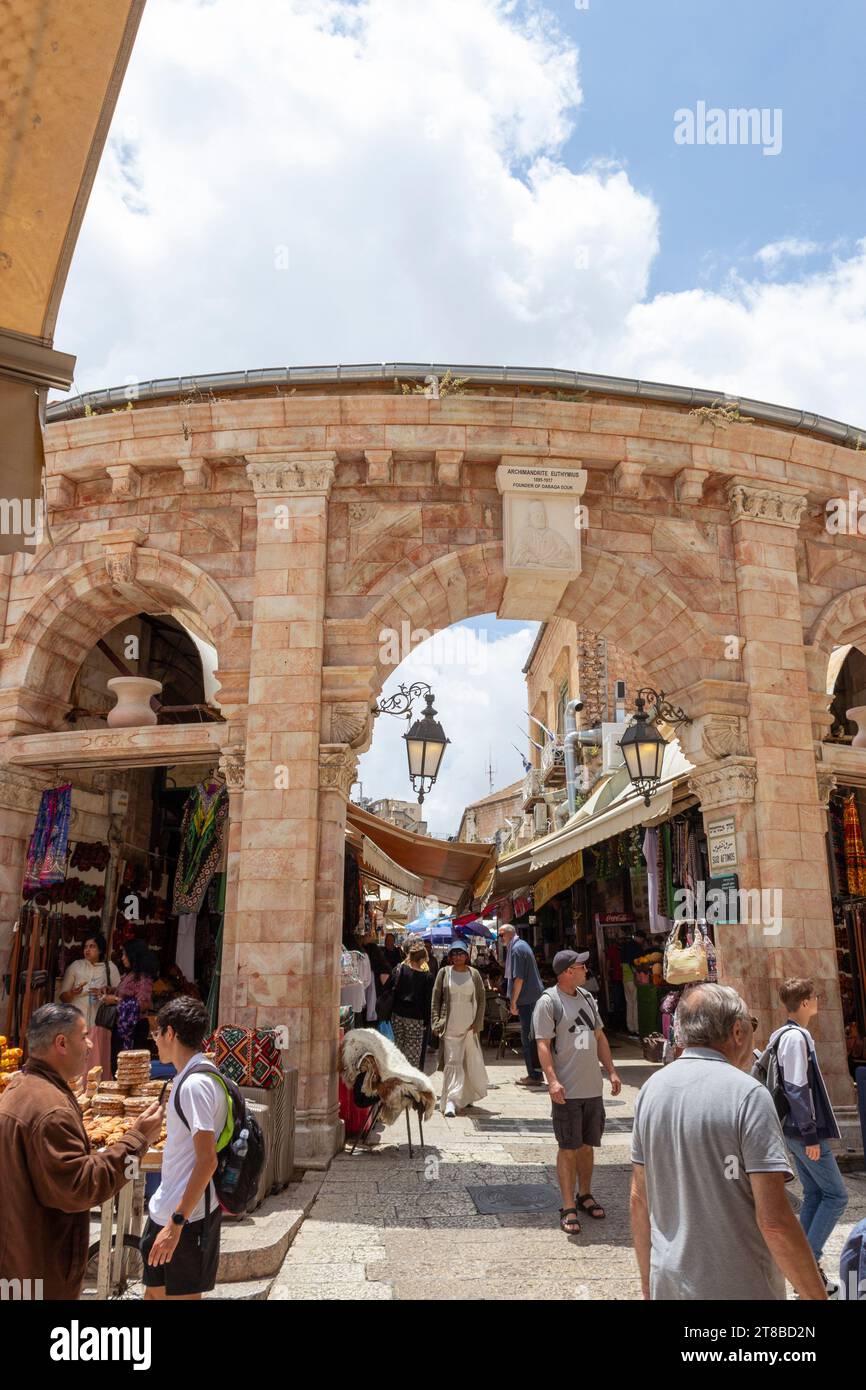 Nördlicher Eingang zum Muristan, Suq Aftimos, einem Komplex von Straßen und Geschäften im christlichen Viertel der Altstadt von Jerusalem, Israel. Stockfoto