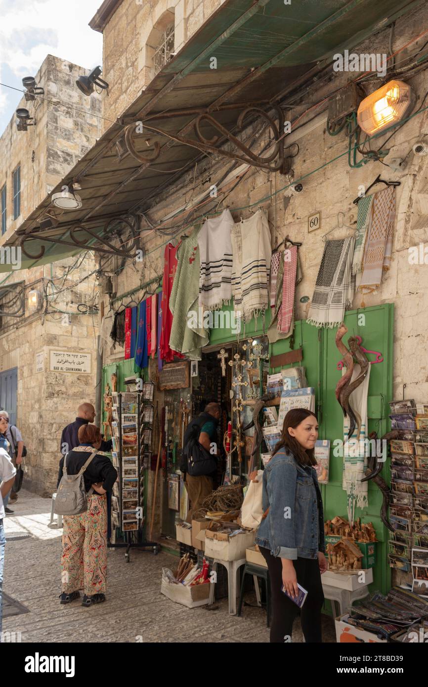 Kaufen Sie Geschenke und Souvenirs in der Bāb Ḥuṭṭa-Straße, einem Viertel im muslimischen Viertel der Altstadt von Jerusalem. Stockfoto