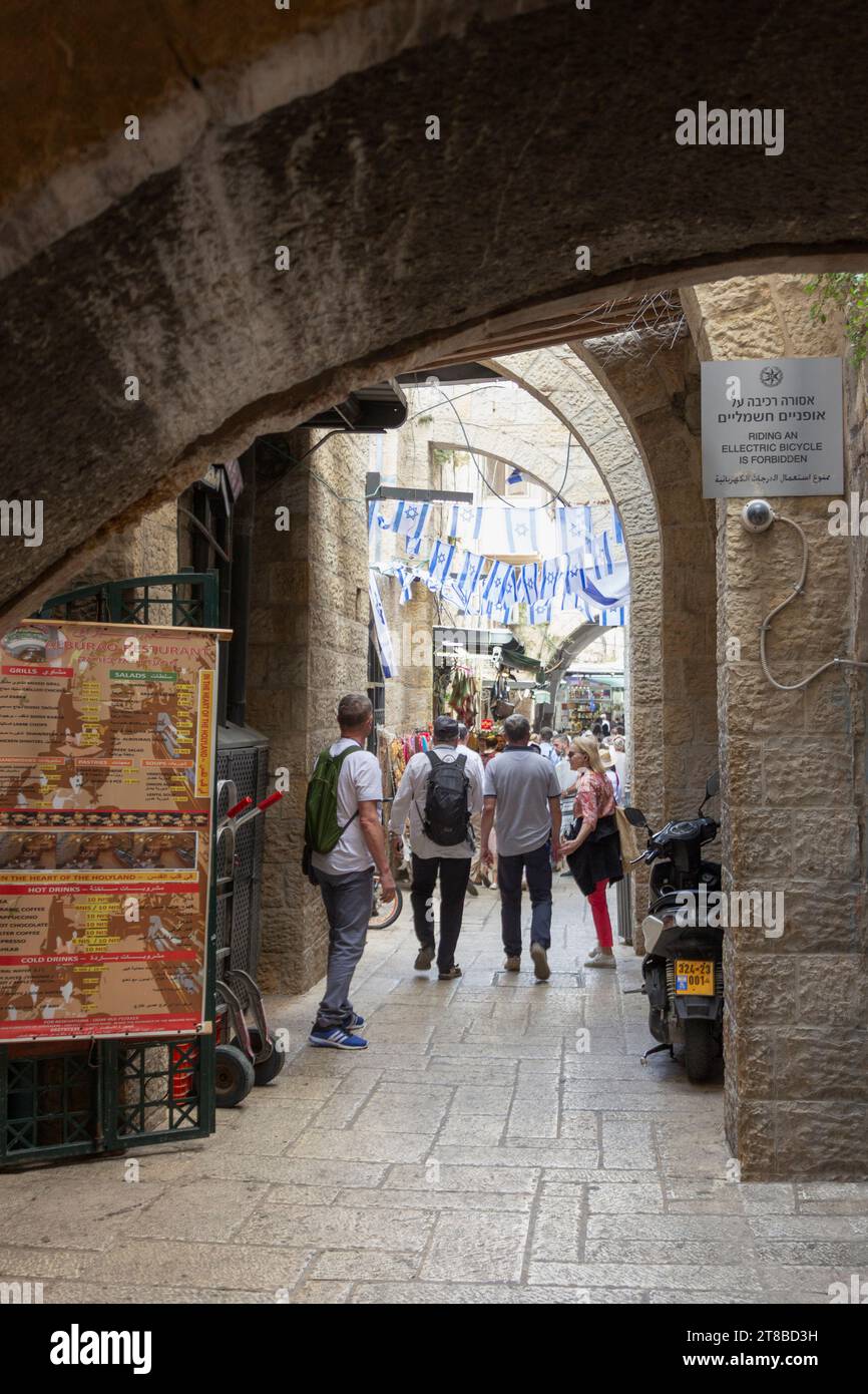 Touristen auf der Via Dolorosa, Altstadt von Jerusalem, Israel. Er stellt den Weg dar, den Jesus, von den römischen Soldaten gezwungen, auf dem Weg zu seinem C eingeschlagen hat Stockfoto
