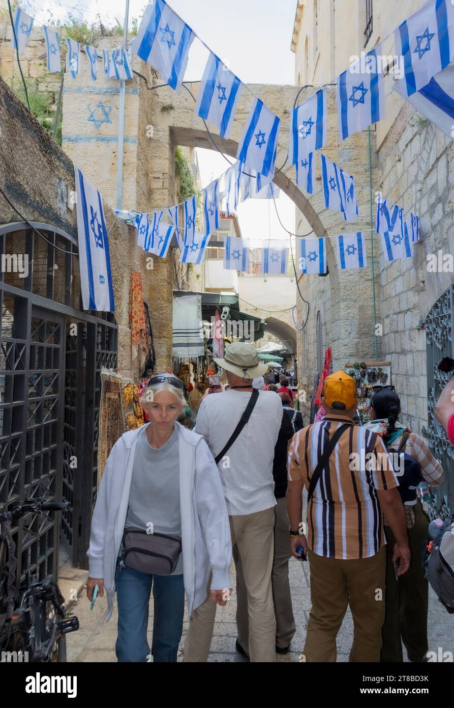 Touristen auf der Via Dolorosa, Altstadt von Jerusalem, Israel. Er stellt den Weg dar, den Jesus, von den römischen Soldaten gezwungen, auf dem Weg zu seinem C eingeschlagen hat Stockfoto