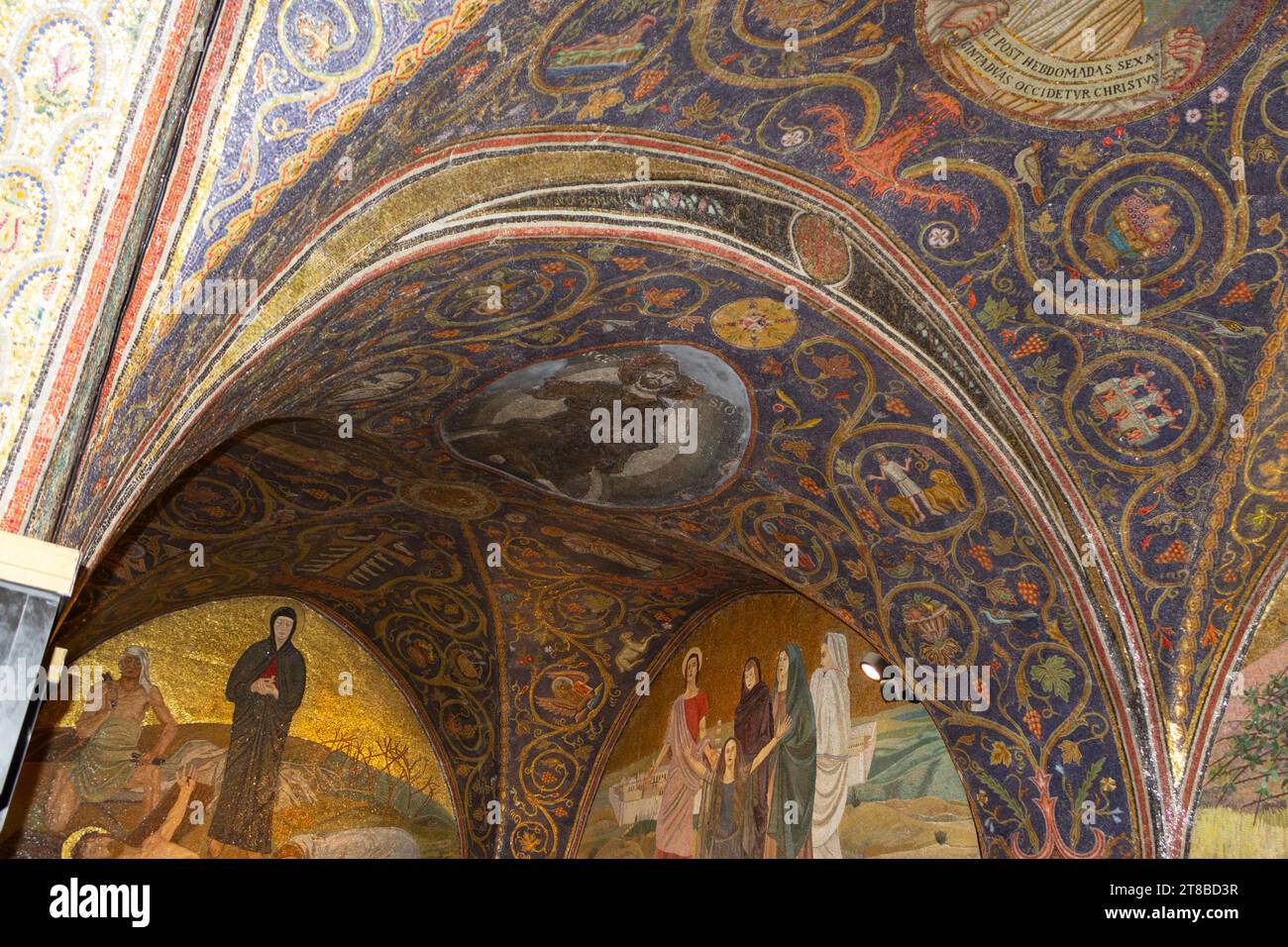 Die Kirche des Heiligen Grabes, auch bekannt als die Kirche der Auferstehung, christliches Viertel, Altstadt von Jerusalem, Israel. Detailansicht der Decke Stockfoto