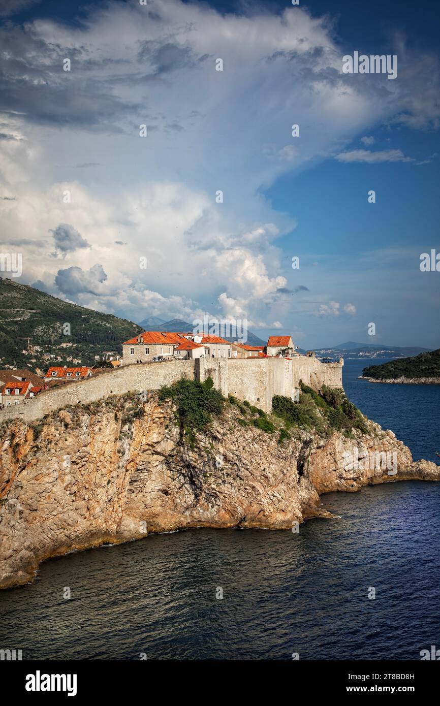 Dubrovnik, historisch bekannt als Ragusa auf Italienisch, ist eine historische Stadtmauer in Süddalmatien, Kroatien, an der Adria. Stockfoto