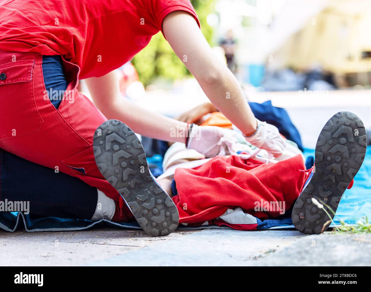 Erste Hilfe nach Bombenanschlag, bewaffneten Konflikten oder Verkehrsunfallkonzept. Stockfoto