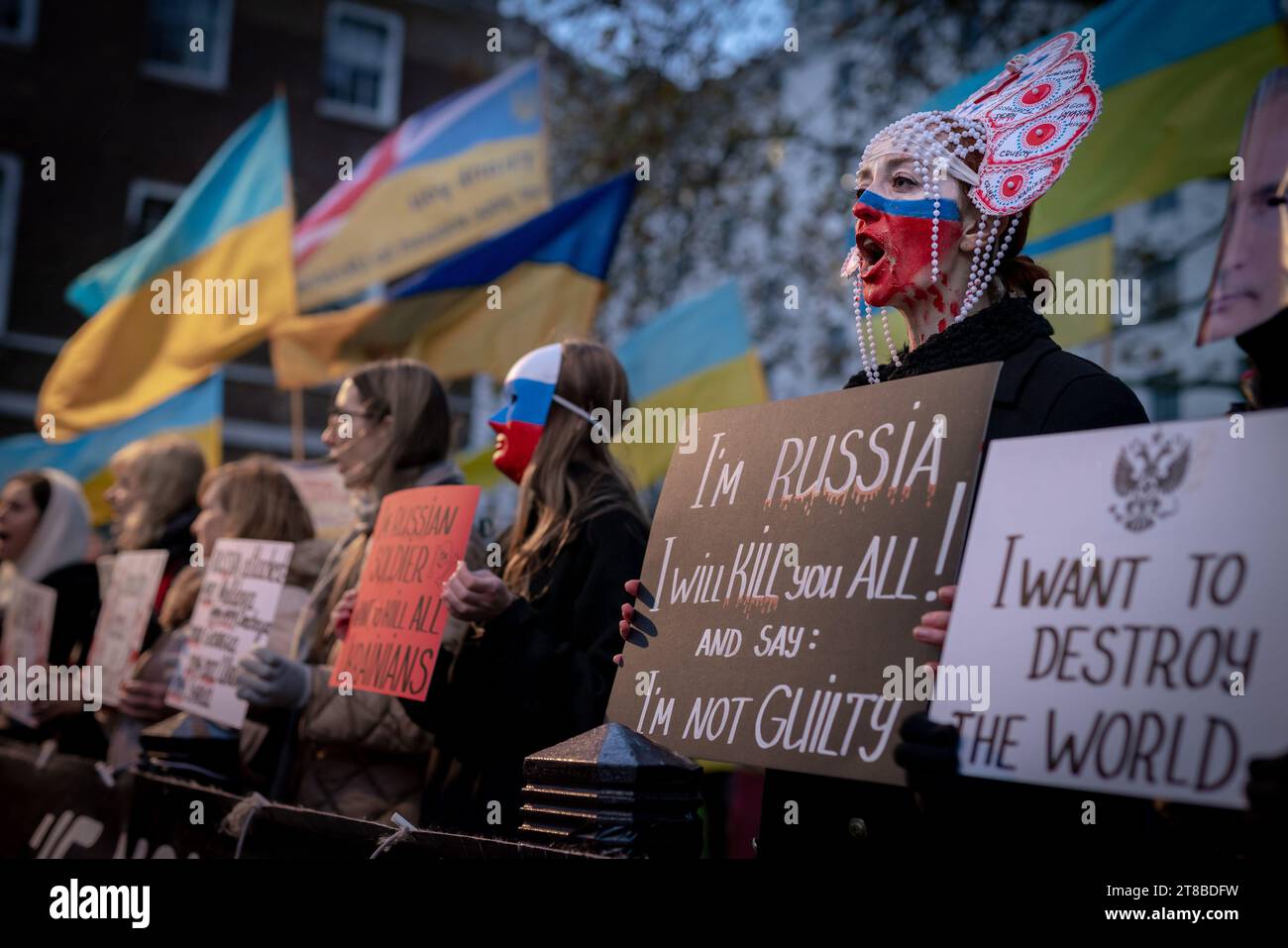 London, Großbritannien. November 2023. Die Ukrainer setzen ihre wöchentlichen Proteste in Whitehall in der Nähe der Downing Street gegen die eskalierende russische Aggression im Osten ihres Landes fort. Ukrainer und Anhänger halten weiterhin Druck auf und fordern von der britischen Regierung, die Sanktionsstufe gegen Russland und den Kreml zu erhöhen, während russische Truppen weiterhin Regionen der Ukraine angreifen. Der Protest wurde von Support Ukraine Ltd und Women Fight 4 UA organisiert. Guy Corbishley/Alamy Live News Stockfoto