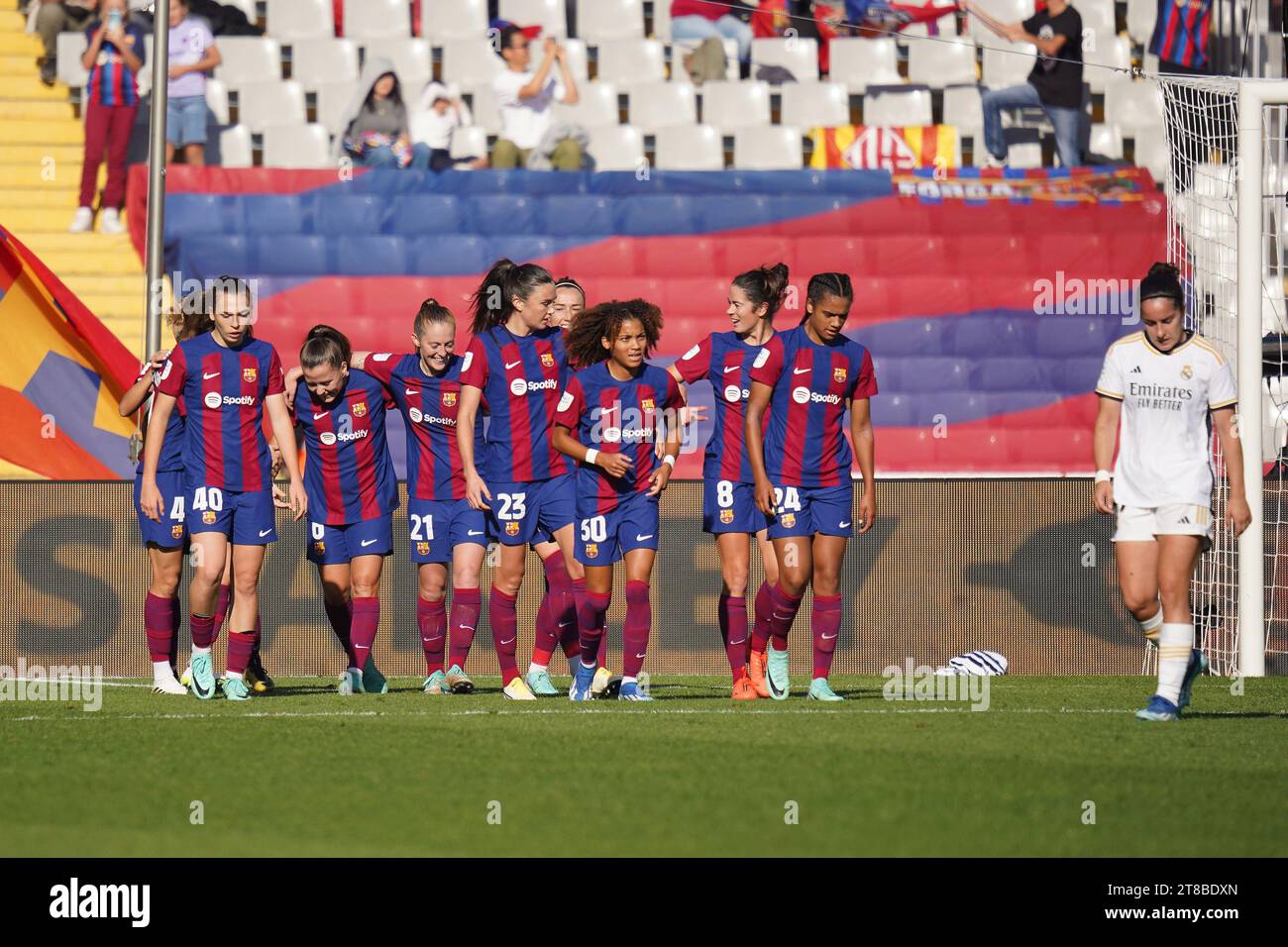 Barcelona, Spanien. November 2023. Die Spieler des FC Barcelona feierten beim Liga-F-Spiel zwischen dem FC Barcelona und Real Madrid am 19. November 2023 im Luis Companys-Stadion in Barcelona, Spanien. (Foto: Carla Pazos/PRESSINPHOTO) Credit: PRESSINPHOTO SPORTS AGENCY/Alamy Live News Stockfoto