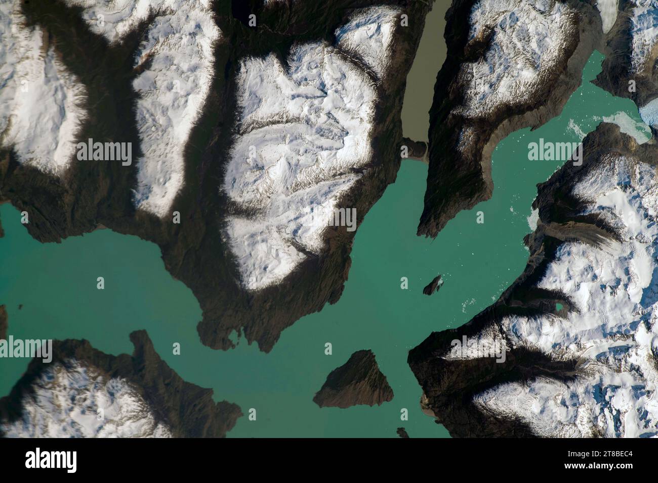 CHILE – 31. Oktober 2023 – der Lago O’Higgins, oder San Martin Lake, fließt zwischen schneebedeckten Gebirgszügen in Chile als Internationale Raumstation Stockfoto