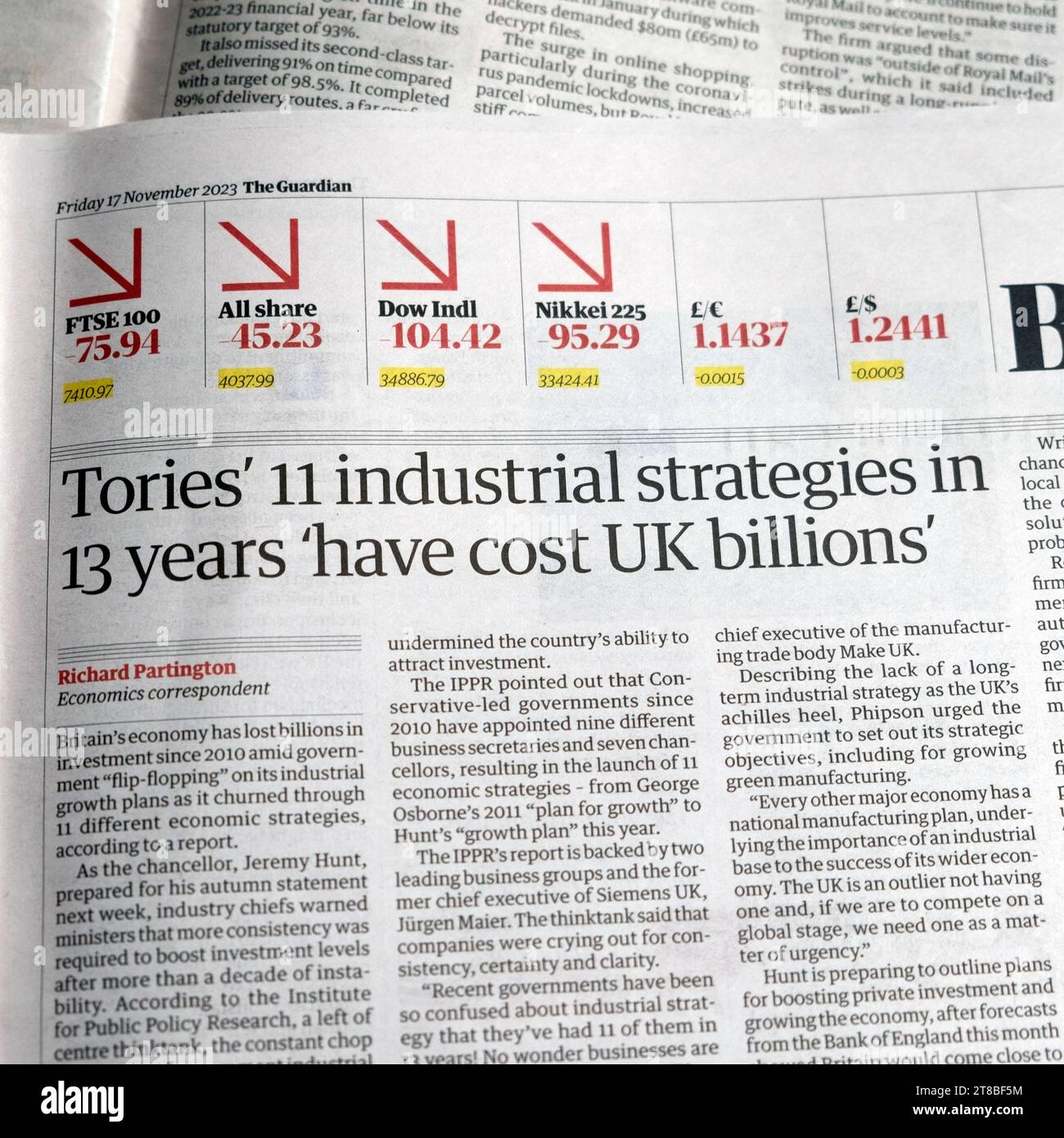 „Tories 11 Industriestrategien in 13 Jahren haben UK Milliarden gekostet“ Guardian-Zeitung Schlagzeile 17 November 2023 London England Großbritannien Stockfoto