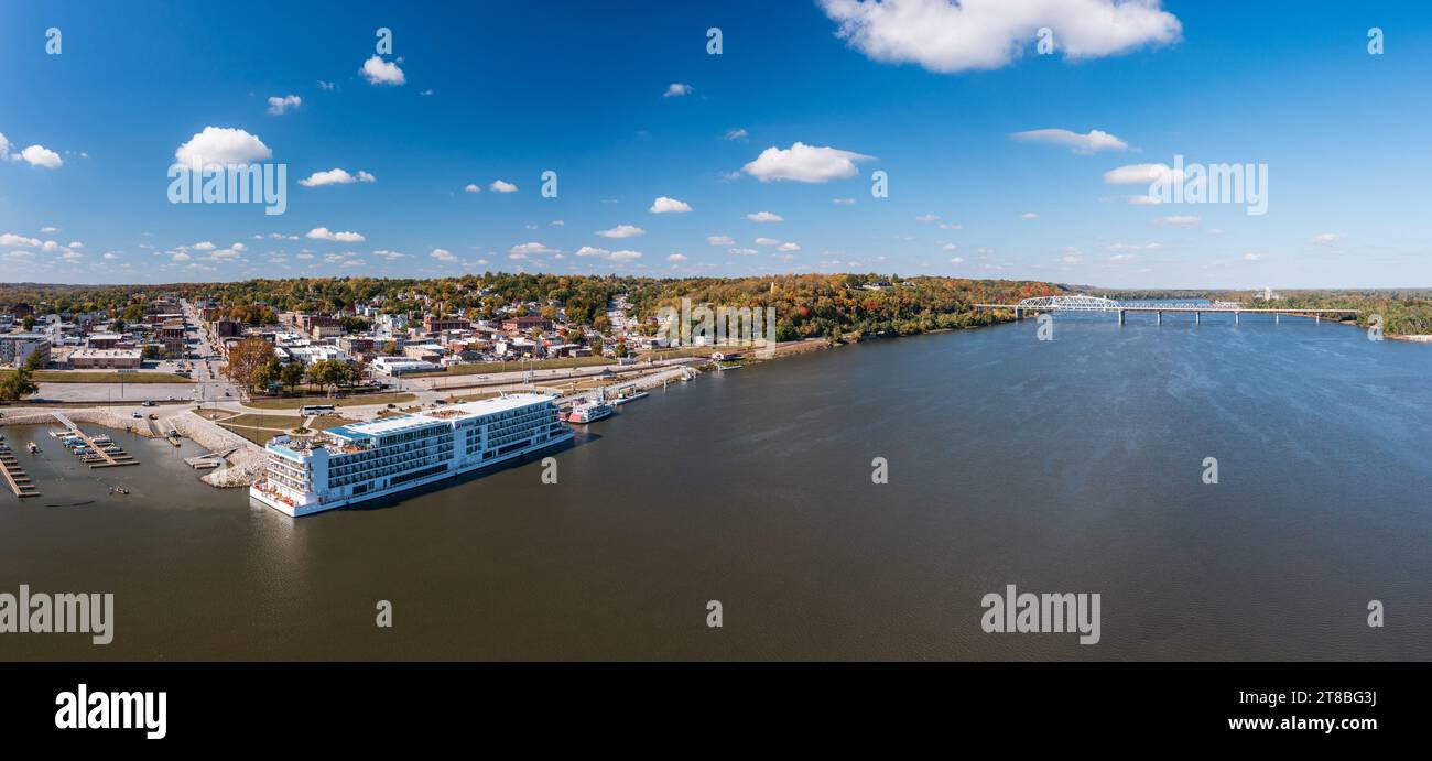 Hannibal, MO - 20. Oktober 2023: Luftaufnahme der Stadt Hannibal in Missouri mit dem Viking Mississippi River Cruise Boot am Ufer Stockfoto