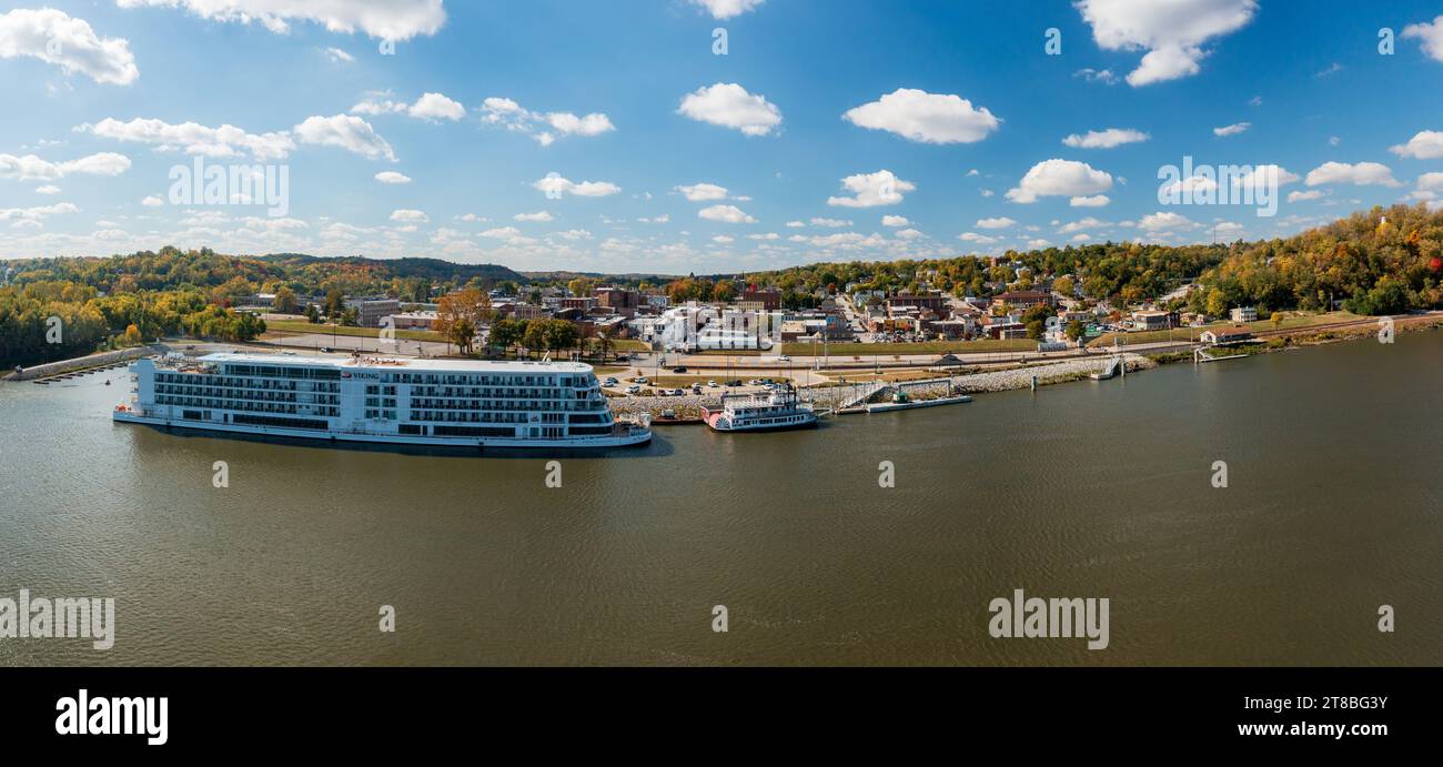 Hannibal, MO - 20. Oktober 2023: Luftaufnahme der Stadt Hannibal in Missouri mit dem Viking Mississippi River Cruise Boot am Ufer Stockfoto