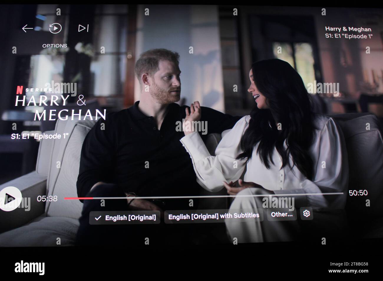 Die Netflix-App zeigt Harry & Meghan, eine beliebte zweiteilige Dokumentation über den Herzog und die Herzogin von Sussex, die auf einige Kontroversen gestoßen ist Stockfoto