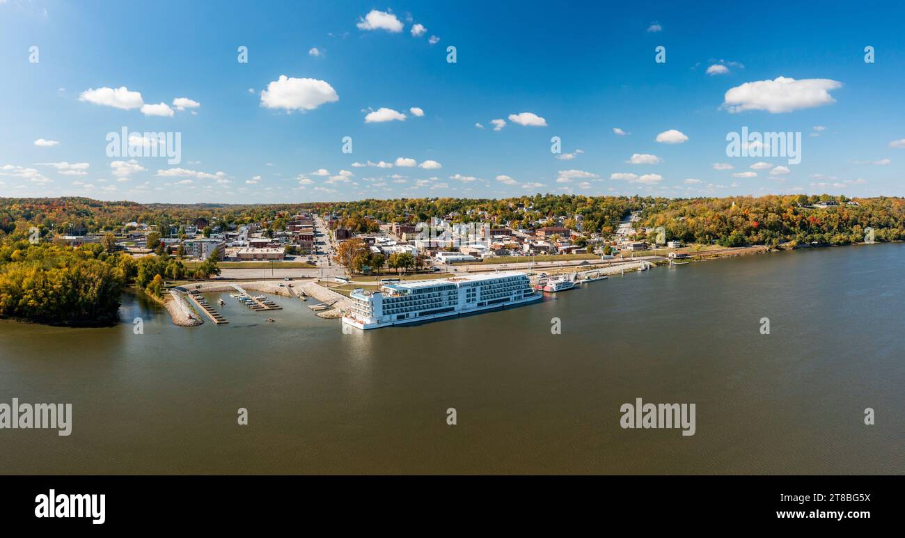 Hannibal, MO - 20. Oktober 2023: Luftaufnahme der Stadt Hannibal in Missouri mit dem Viking Mississippi River Cruise Boot am Ufer Stockfoto