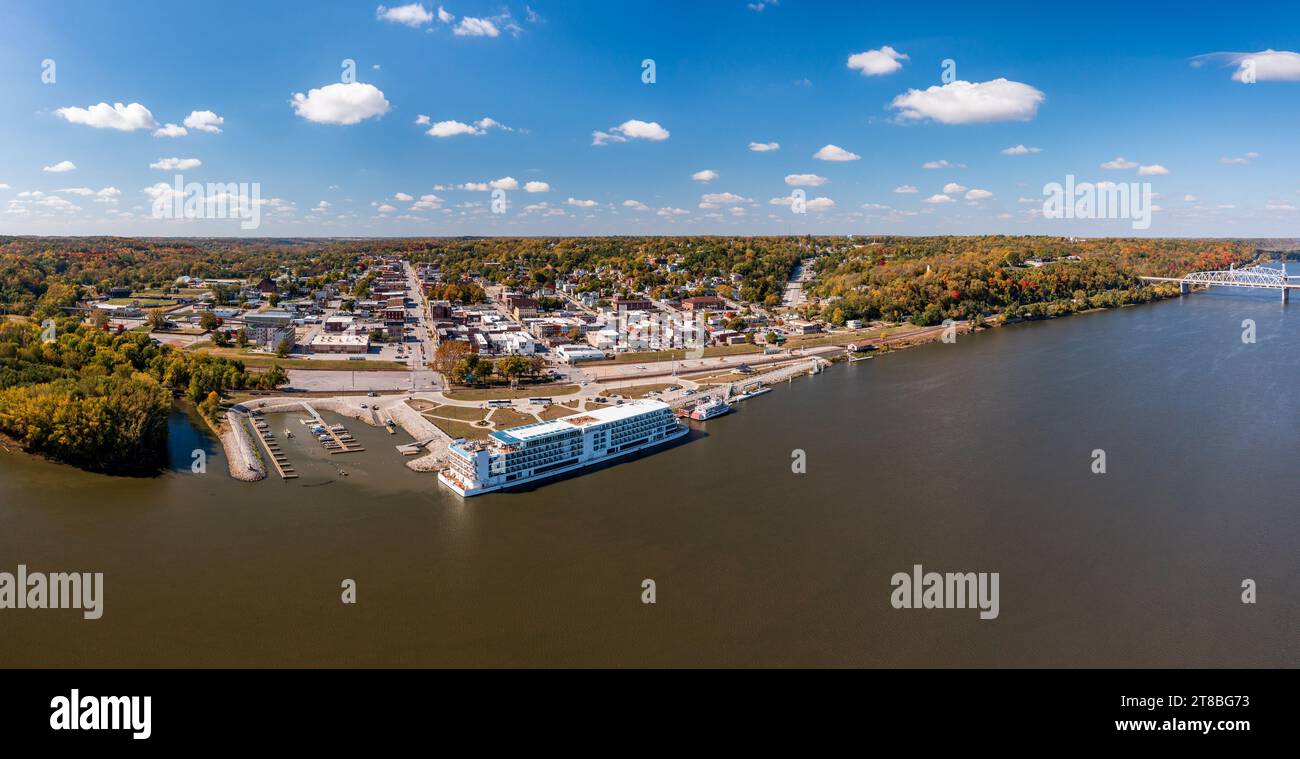 Hannibal, MO - 20. Oktober 2023: Luftaufnahme der Stadt Hannibal in Missouri mit dem Viking Mississippi River Cruise Boot am Ufer Stockfoto