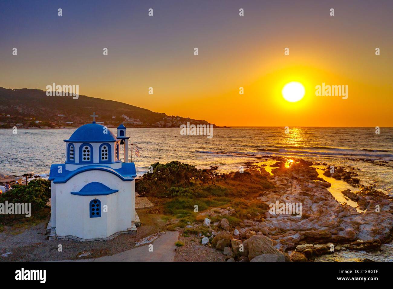 Luftdrohnenfoto des malerischen kleinen Dorfes Gialiskari, Insel Ikaria, Ägäis, Griechenland Stockfoto