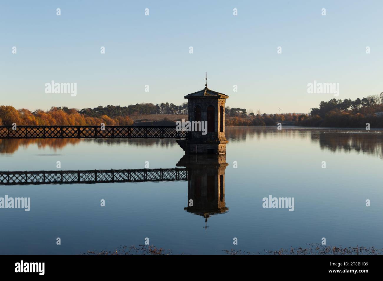 Ein schottisches Reservoir in der Nähe von Glasgow an einem frostigen Wintermorgen Stockfoto