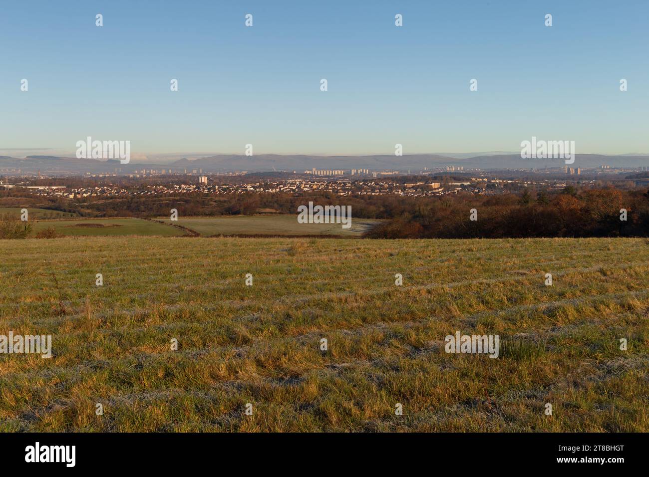 Ein landschaftlicher Blick auf die Stadt Glasgow, von den Hügeln über ihr im Süden an einem kalten Wintermorgen gesehen. Stockfoto