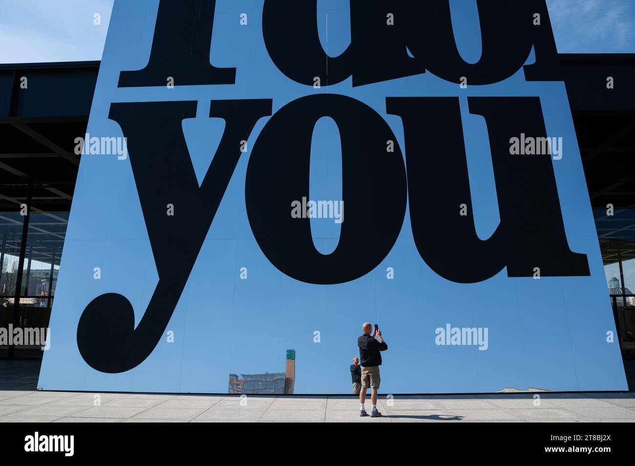 22.04.2023, Berlin, Deutschland, Europa - Ein Besucher vor einer riesigen Spiegelinstallation "I do You", die Teil der Ausstellung in der Nationalgalerie ist. Stockfoto