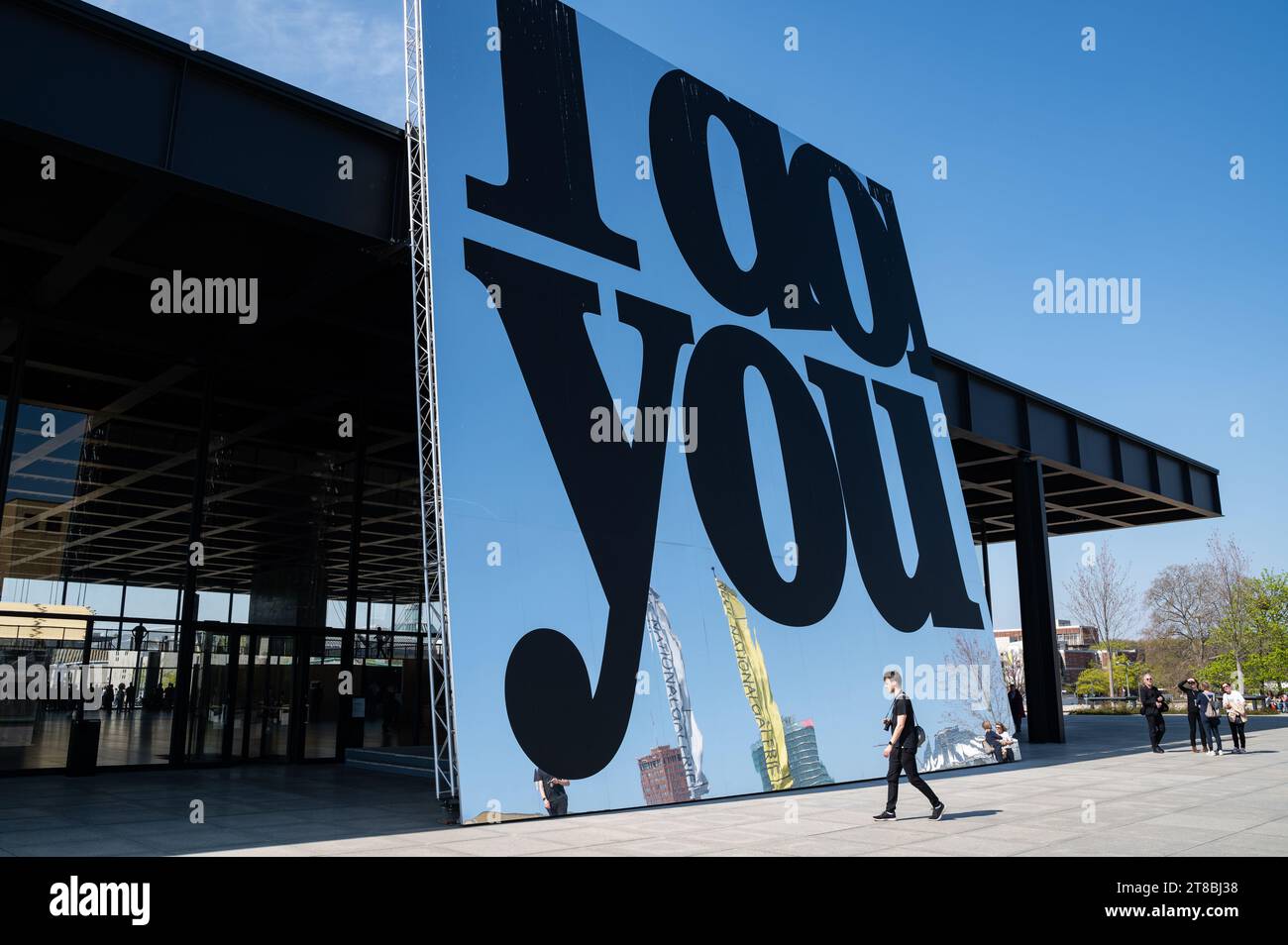 22.04.2023, Berlin, Deutschland, Europa - Besucher vor einer riesigen Spiegelinstallation "I do You", die Teil der Ausstellung in der Nationalgalerie ist. Stockfoto