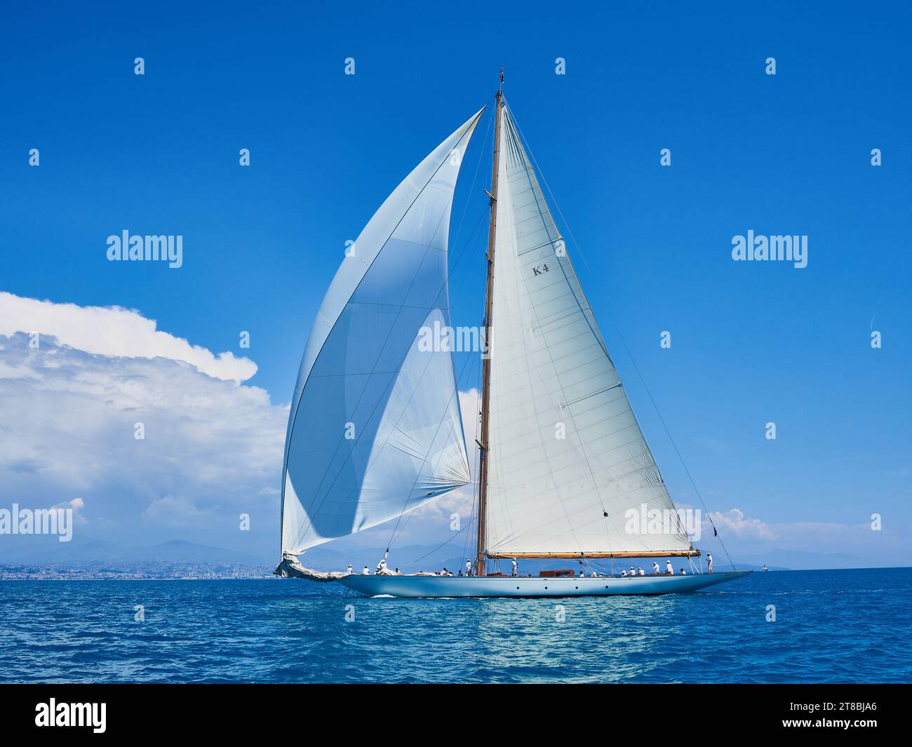 Klassische Holzsegel-Yacht CAMBRIA mit Spinnaker bei der klassischen Segelregatta Voiles d'Antibes 2023 in Südfrankreich. Stockfoto