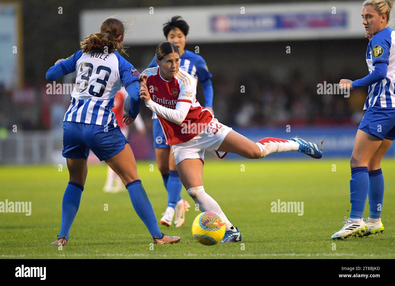 Crawley UK 19. November 2023 - Kyra Cooney-Cross von Arsenal kämpft um den Ball während des Barclays Women's Super League Fußballspiels zwischen Brighton & Hove Albion und Arsenal im Broadfield Stadium in Crawley: Credit Simon Dack /TPI/ Alamy Live News Stockfoto
