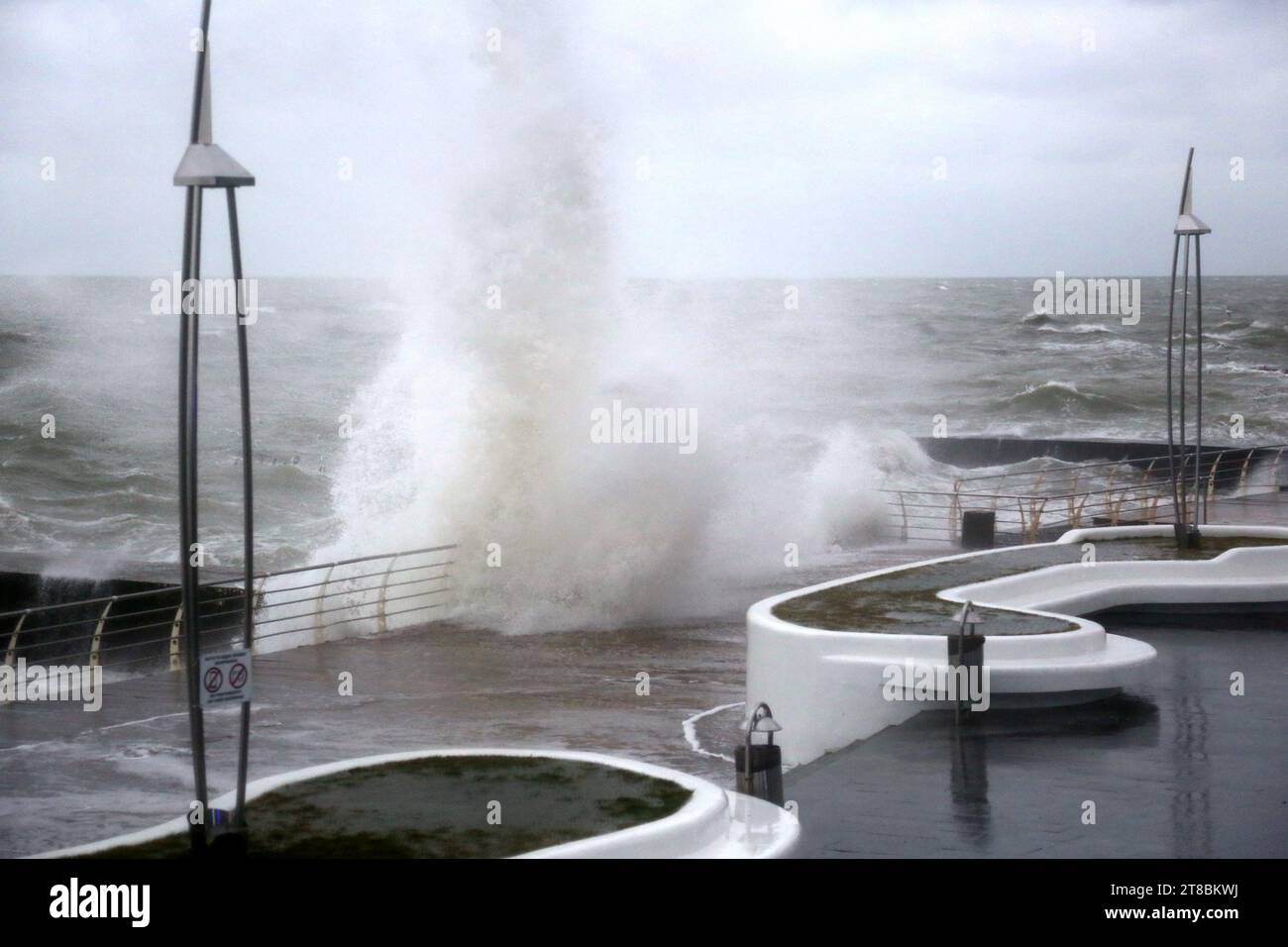 Odessa, Ukraine. November 2023. Die Leute machen Fotos und beobachten den Sturm am Schwarzen Meer am Strand von Lanzheron. Entlang der Küste erreichten Windböen laut dem Hydrometeorologischen Zentrum des Schwarzen Meeres 25-27 Meter pro Sekunde. Die Stadtverwaltung gab die 2. Gefahrenstufe bekannt. (Foto: Viacheslav Onyschtschenko/SOPA Images/SIPA USA) Credit: SIPA USA/Alamy Live News Stockfoto