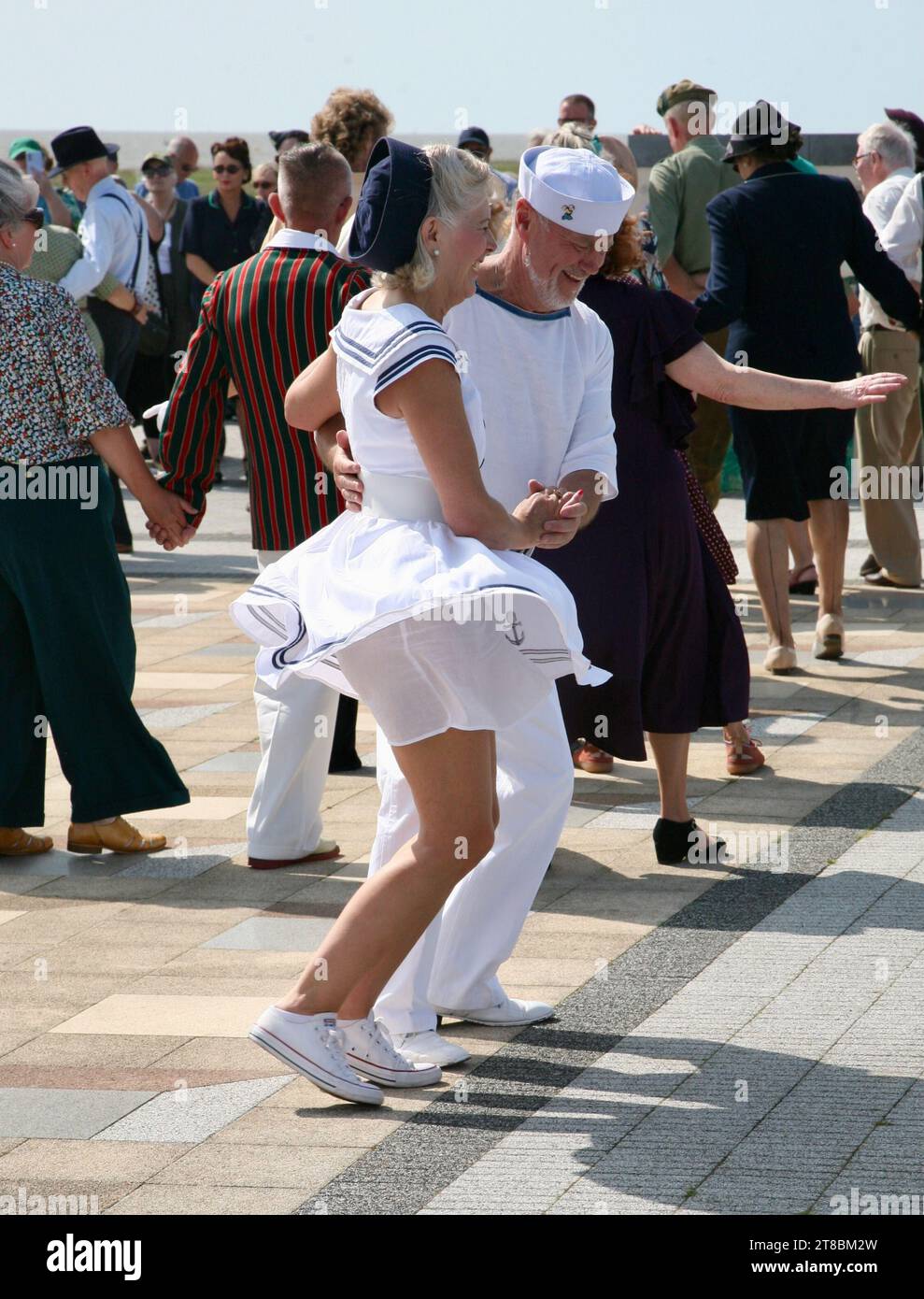 Tanz am Wasser, beim Lytham 1940s Wartime Festival, Lytham Green, Lytham St Annes, Lancashire, Großbritannien, Europa im Sommer 2023 Stockfoto