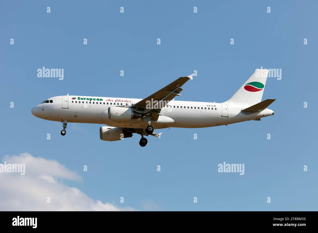 Ein European Air Charter (Charterfluggesellschaft mit Sitz in Sofia, Bulgarien) Airbus 320 landet am internationalen Flughafen Frankfurt Rhein-Main. Stockfoto