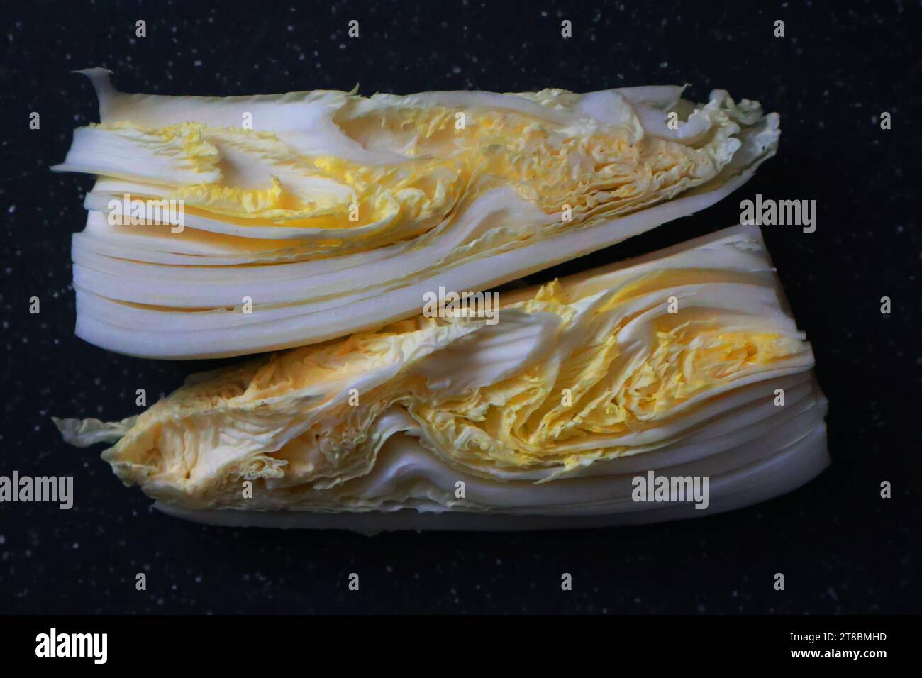 Geschnittener napa-Kohl auf dem Steinbrett. Frische Gemüsestruktur Stockfoto