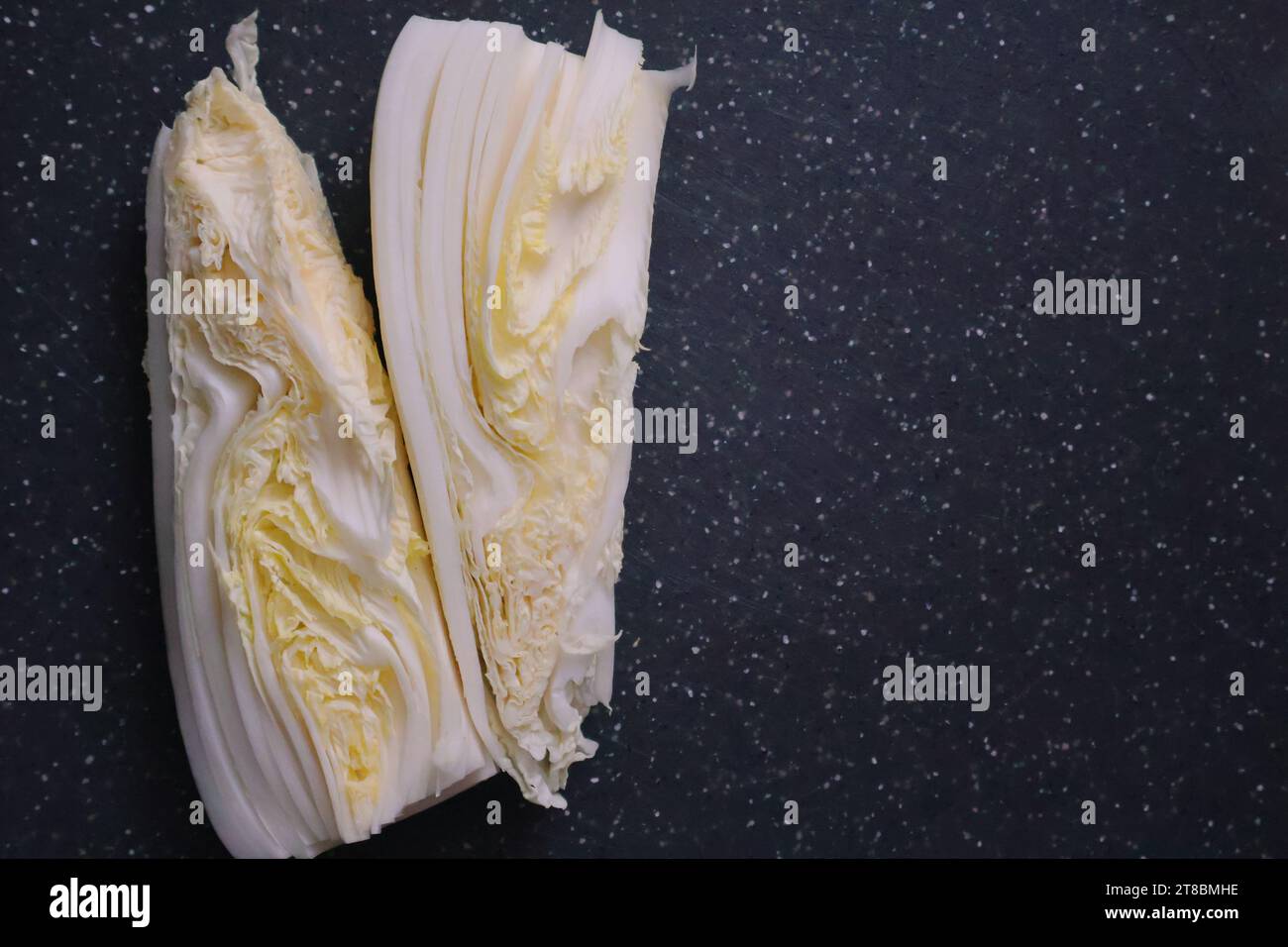 Geschnittener napa-Kohl auf dem Steinbrett. Frische Gemüsestruktur Stockfoto