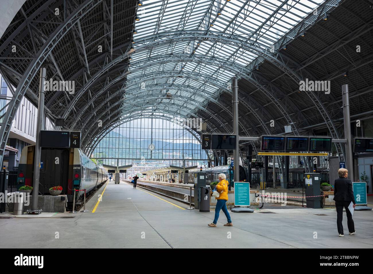 Bergen, Norwegen - 22. Juni 2023: Der Bahnhof Bergen ist ein moderner und effizienter Bahnhof in zentraler Lage in der Mitte von Bergen. Alle Züge f Stockfoto