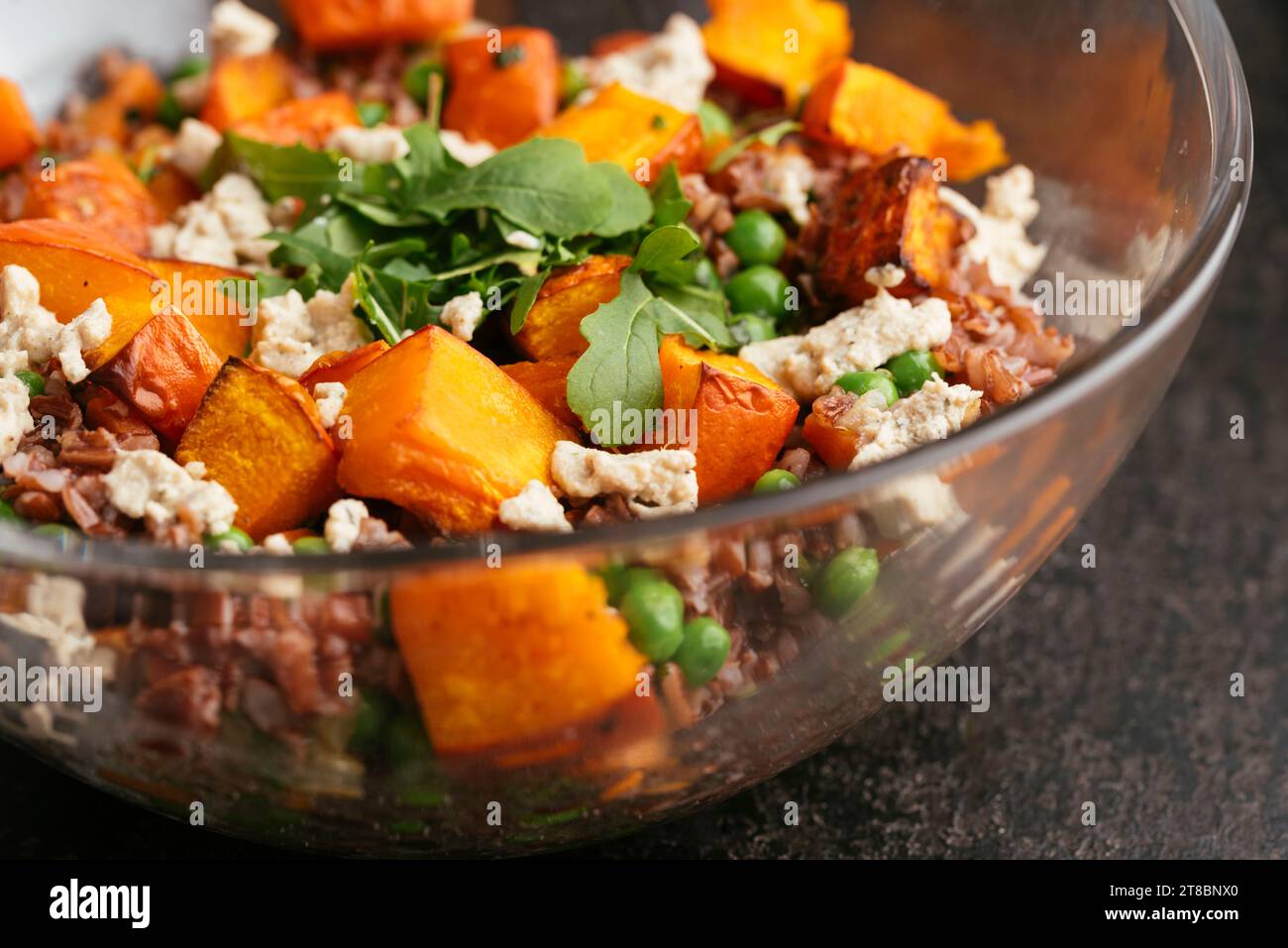 Geröstete Winter-Squash mit rotem Reis, Erbsen und Karotten Stockfoto