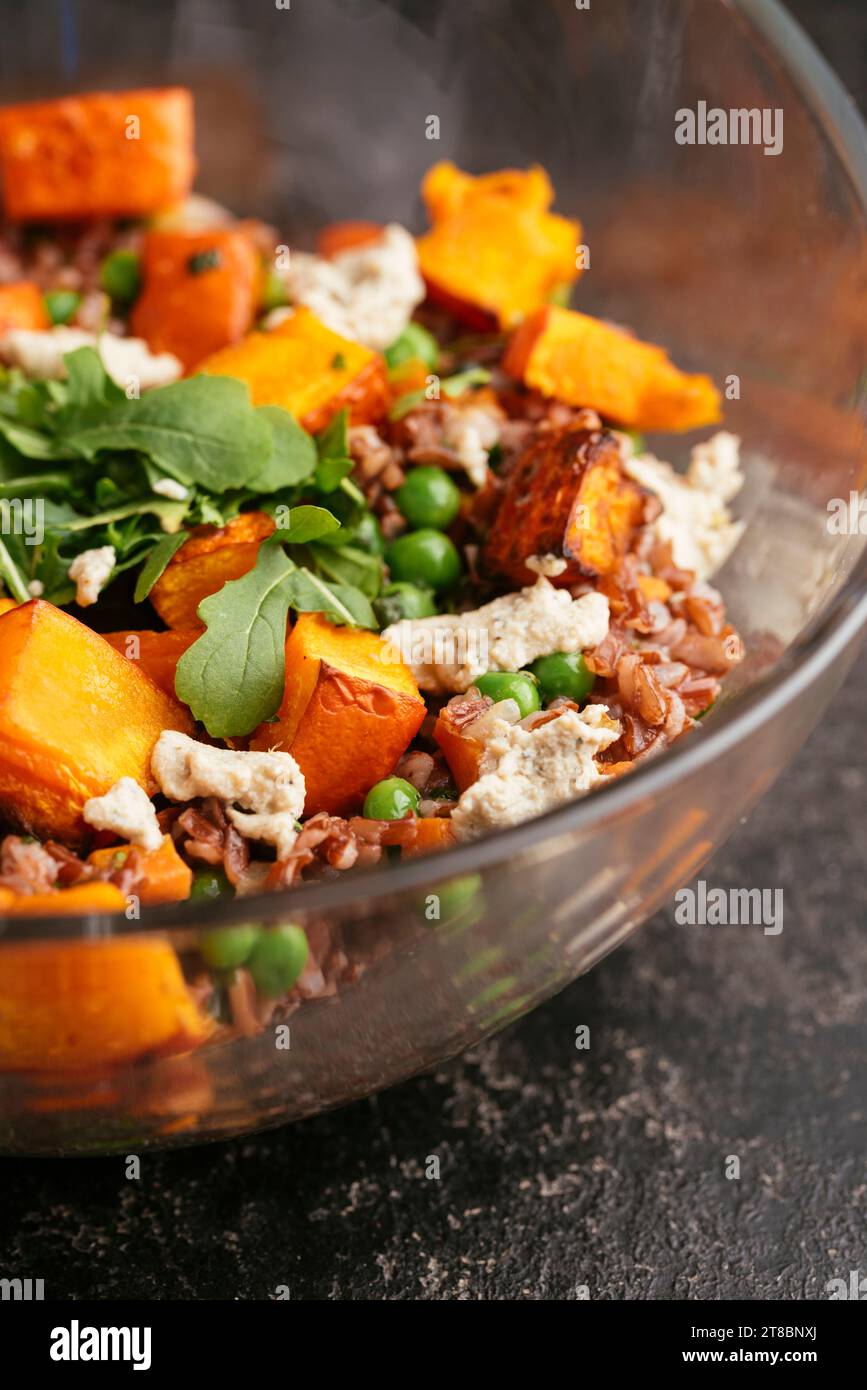 Geröstete Winter-Squash mit rotem Reis, Erbsen und Karotten Stockfoto