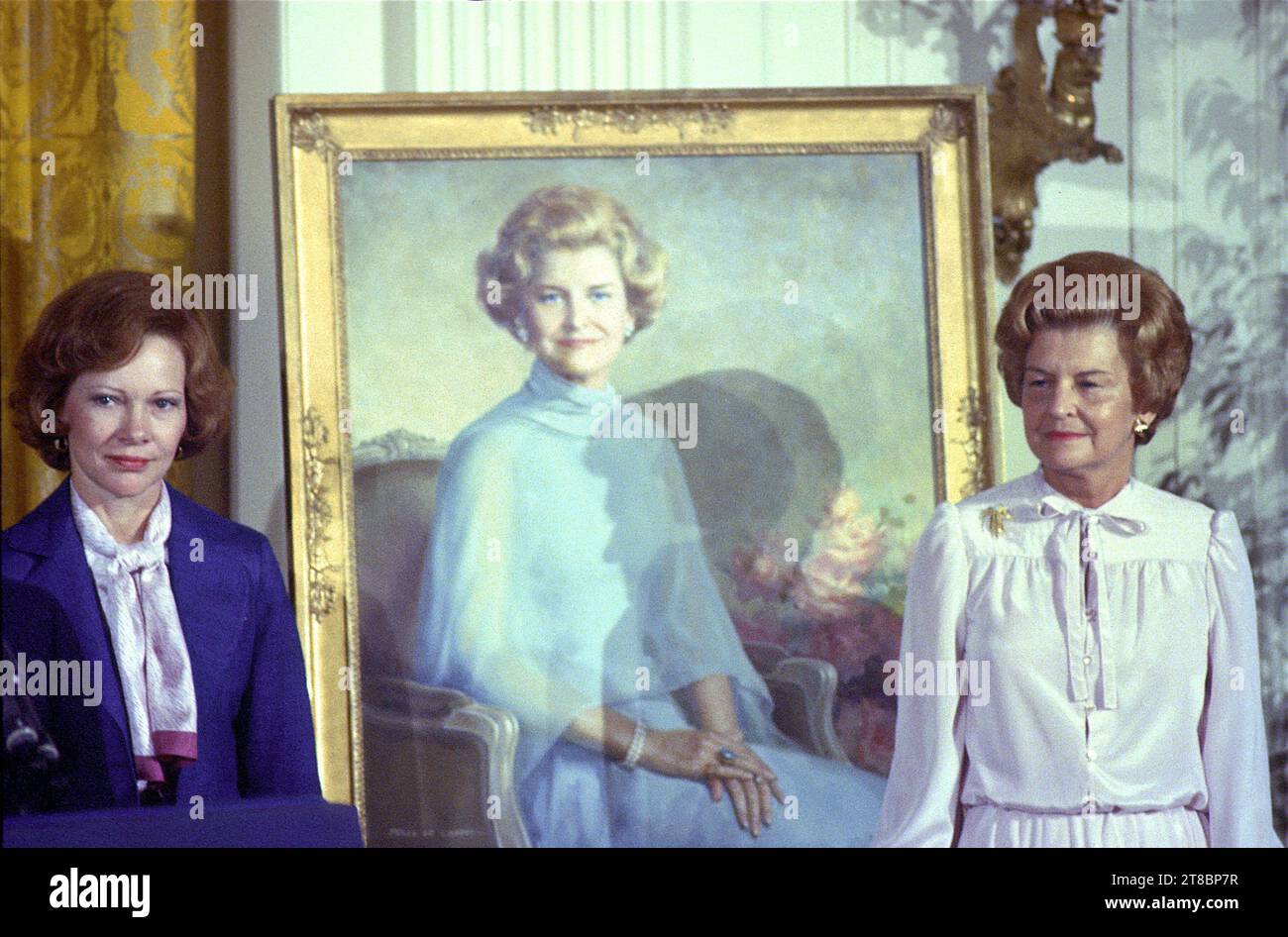 Rosalynn Carter ist gestorben. First Lady Rosalynn Carter, links, und ehemalige First Lady Betty Ford posieren neben dem Porträt von Mrs. Ford, das während einer Zeremonie im East Room des Weißen Hauses in Washington, DC am 4. August 1980 enthüllt wurde. Das Gemälde wird im Weißen Haus zusammen mit dem von anderen US-Präsidenten und First Ladys ständig ausgestellt. Quelle: Benjamin E. „Gene“ Forte/CNP/MediaPunch Stockfoto