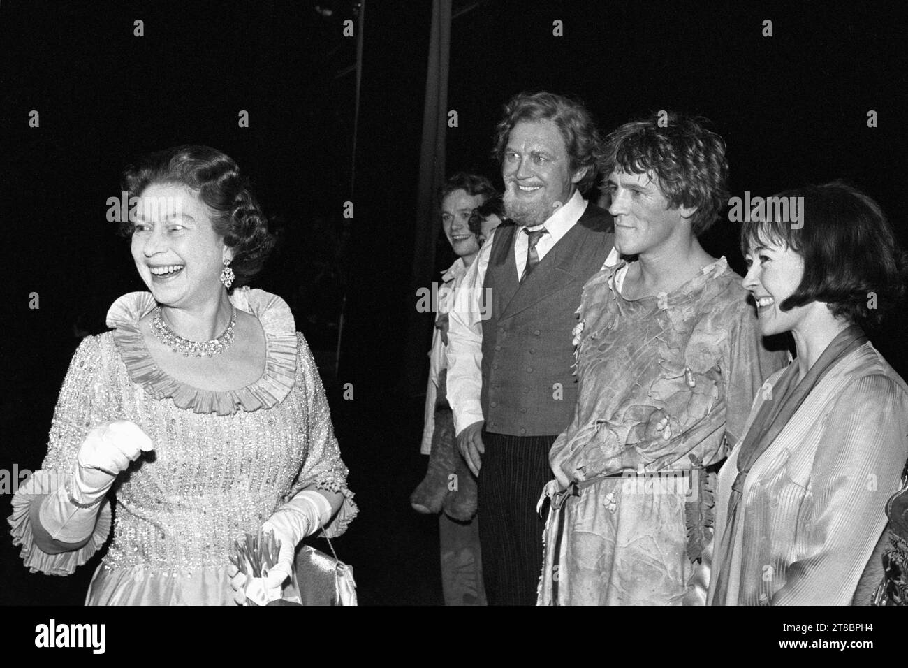 Aktenfoto vom 16. April 12/1982 von Königin Elisabeth II., die fröhlich lacht, während sie die Hauptfigur nach der Charity Gala-Aufführung von „Peter Pan“ gestern Abend im Barbican Theatre trifft. Von rechts: Jane Carr (Wendy), Miles Anderson (Peter Pan) und Joss Ackland (Mr Darling/Captain Hook). Der britische Schauspieler Joss Ackland ist im Alter von 95 Jahren gestorben, sagte seine Familie in einer Erklärung. Ausgabedatum: Sonntag, 19. November 2023. Stockfoto
