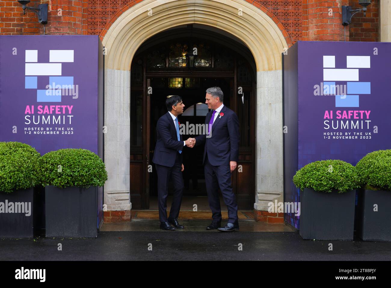 BLETCHLEY PARK, BUCKINGHAMSHIRE, ENGLAND, Großbritannien - 02. November 2023 - der britische Premierminister Rishi Sunak schüttelt Richard Marles, stellvertretender Premierminister Stockfoto