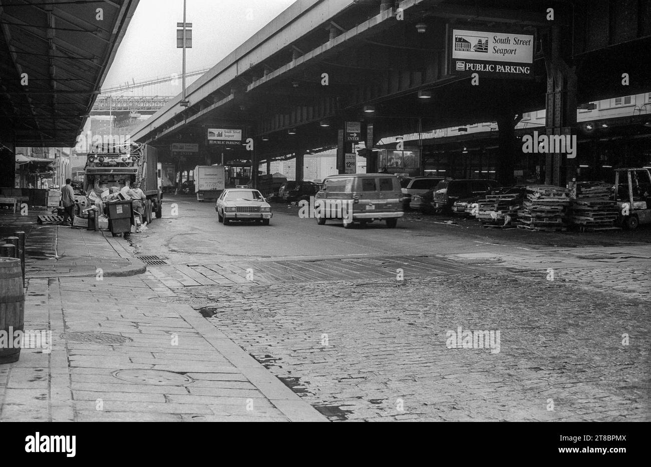 1994 Schwarzweiß-Archivansicht von New York. Blick nach Nordosten entlang der South Street, Manhattan. Erhöhter Abschnitt des FDR Drive rechts. Brooklyn Bridge überquert die Straße in der Ferne. Stockfoto