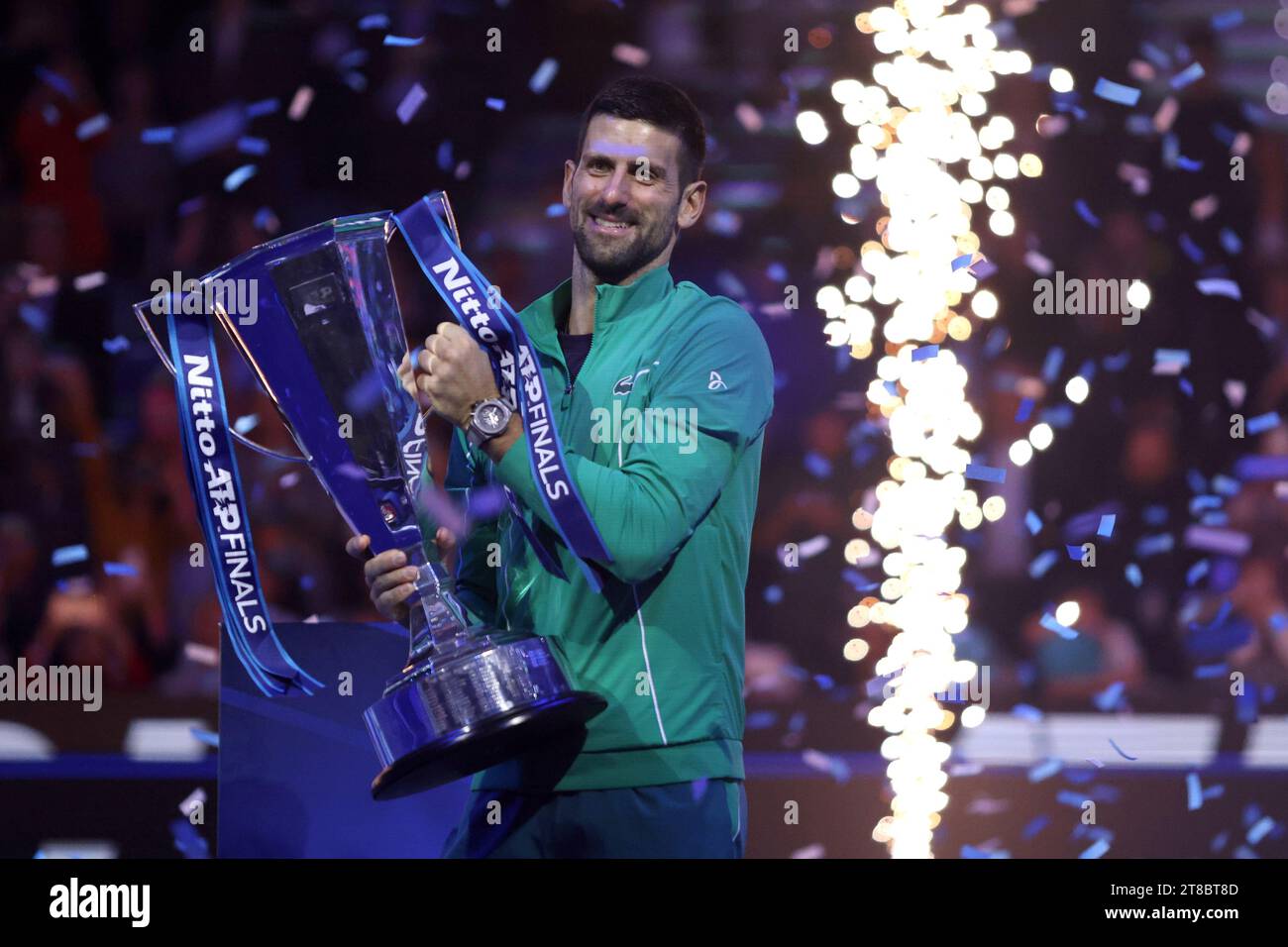 Turin, Italien. November 2023. Novak Djokovic aus Serbien feiert mit der Trophäe am Ende des letzten Einzelspiels zwischen Novak Djokovic aus Serbien und Jannik Sinner aus Italien am 8. Tag des Nitto ATP World Tour Finals. Quelle: Marco Canoniero/Alamy Live News Stockfoto