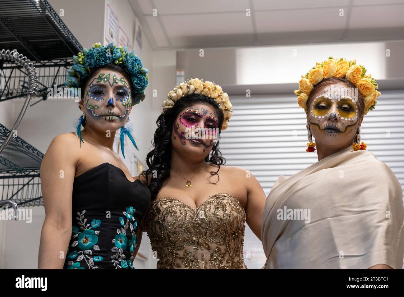 Drei junge Frauen warten hinter der Bühne auf eine Catrina-Modenschau, die am Samstag bei der jährlichen Feier des Día de los Muertos in Seattle beginnt Stockfoto