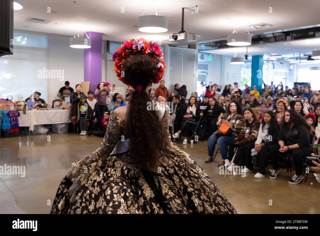 Eine junge Frau nimmt am Samstag, November, an einer Modenschau von Catrina im El Centro de la Raza Teil, der jährlichen Feier des Día de los Muertos in Seattle stattfindet Stockfoto