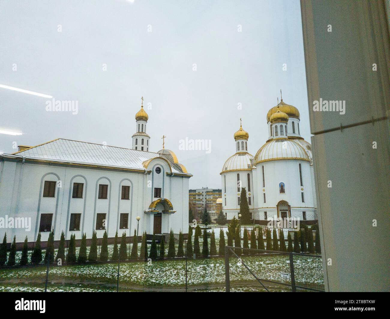 Aufnahme der Kuppeln der alten orthodoxen Holzkirche. Stockfoto