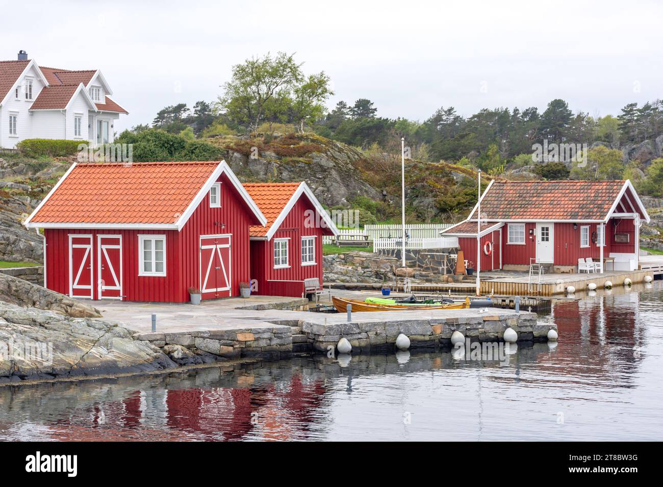 Sommerhäuser an der Küste auf abgelegenen Inseln, Kristiansand (Christiansand), Agder County, Norwegen Stockfoto