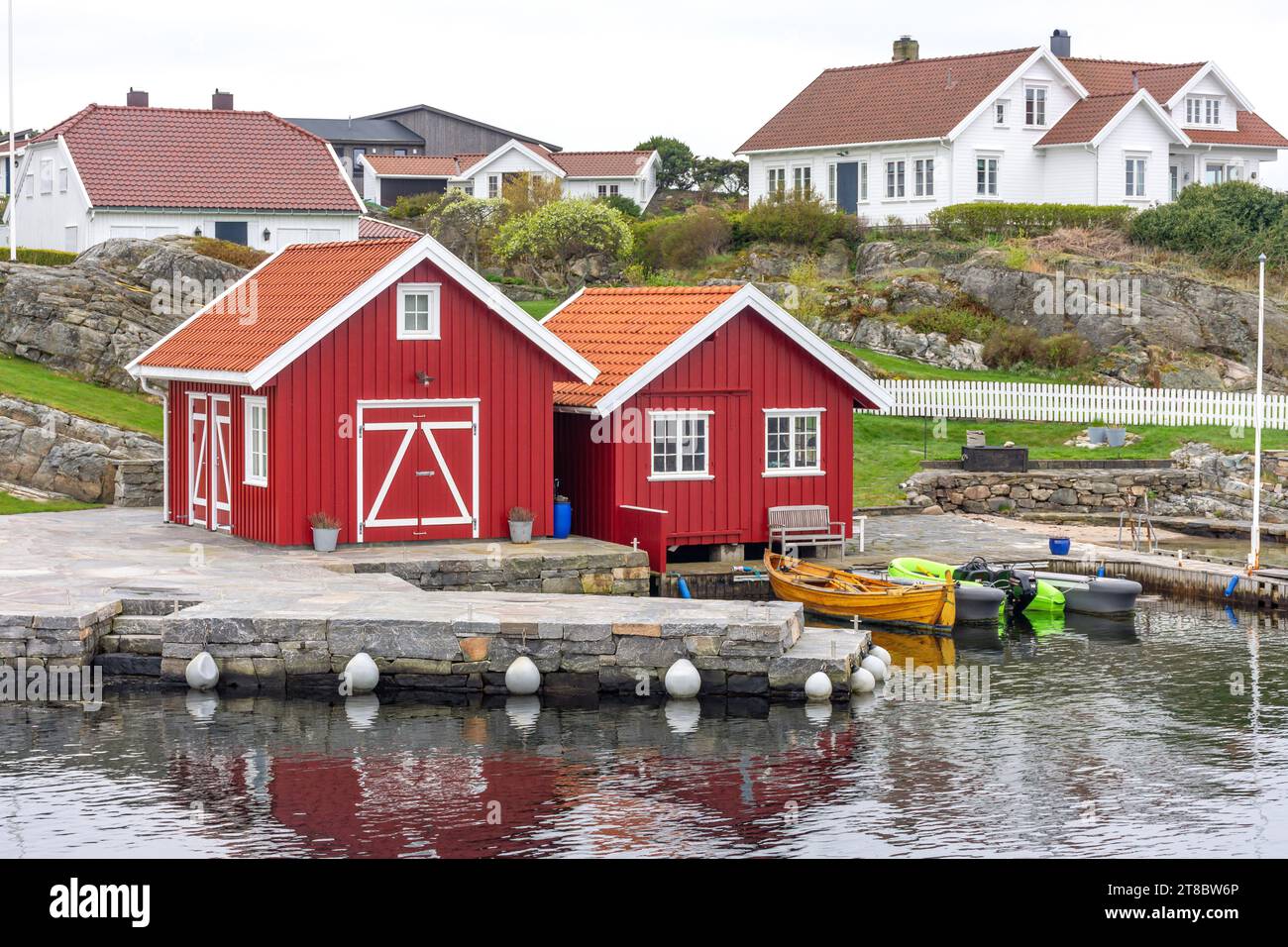 Sommerhäuser an der Küste auf abgelegenen Inseln, Kristiansand (Christiansand), Agder County, Norwegen Stockfoto