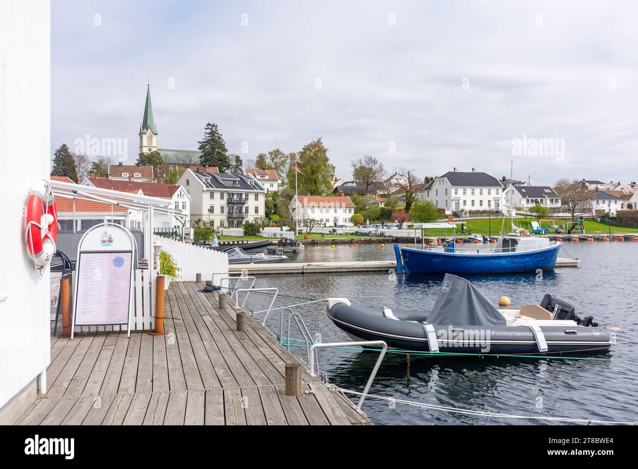 Blick auf Hafen und Lillesand Church, Lillesand Bystrand, Stadtzentrum, Lillysand, Agder County, Norwegen Stockfoto