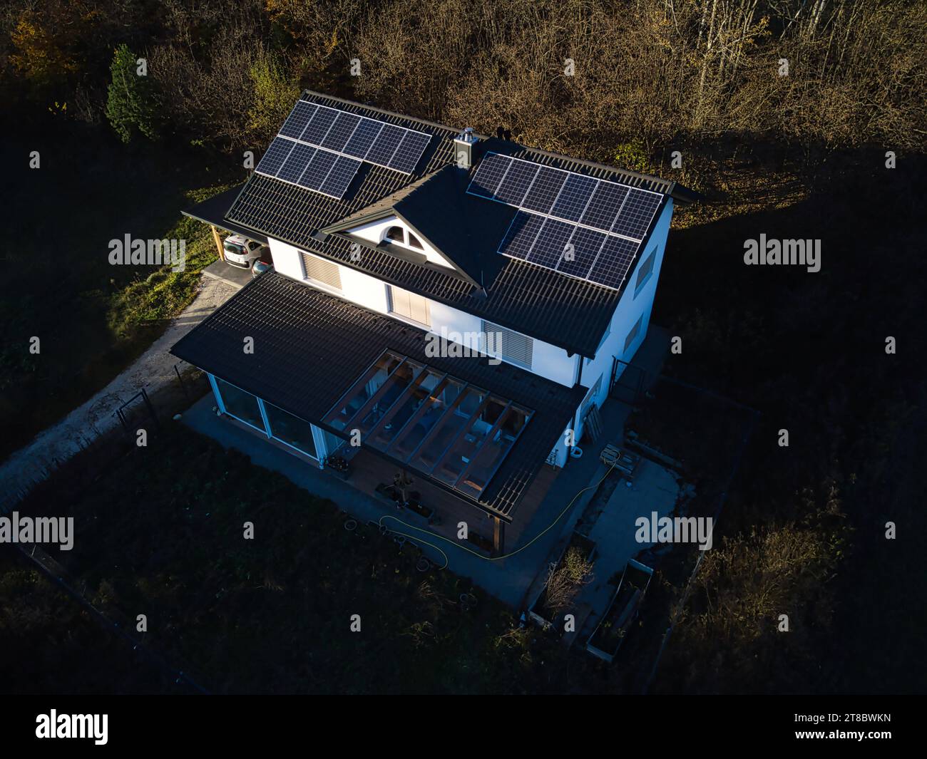 Entdecken Sie den umweltfreundlichen Charme eines Wohnortes, der mit einer 5-kW-Hochleistungs-Photovoltaikanlage ausgestattet ist. Aus einer 45-Grad-Luftsicht gefangen, der sol Stockfoto
