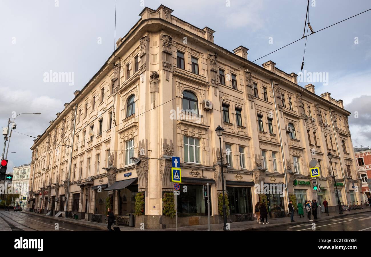 5. Oktober 2022, Moskau, Russland, das Alte Apartmenthaus von F. S. Rakhmanow in der Pokrowka-Straße im Zentrum der russischen Hauptstadt. Stockfoto