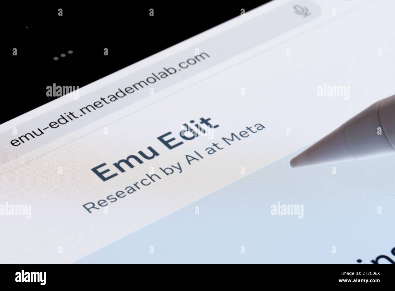 Emu Edit Tool Logo auf dem ipad-Bildschirm angezeigt. Neues KI-Bildbearbeitungswerkzeug von Meta. Stafford, Großbritannien, 19. November 2023 Stockfoto