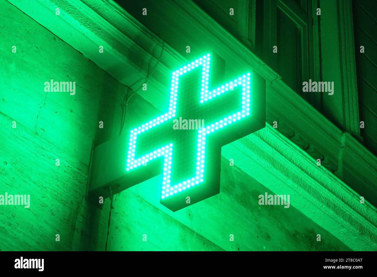 Ein leuchtend grünes Apothekenschild in Budapest Stockfoto