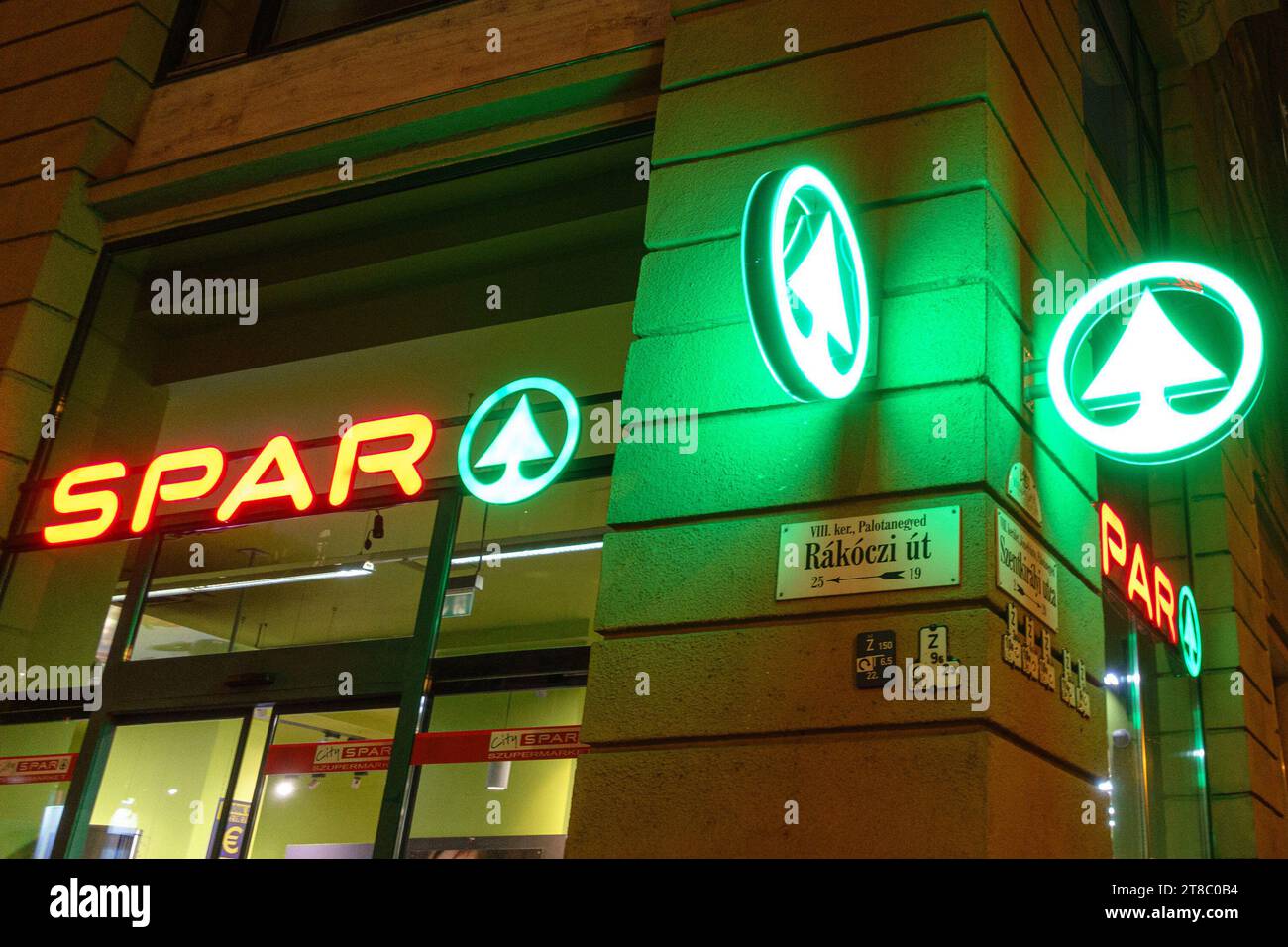 Ein beleuchtetes Schild für einen Spar-Supermarkt in Budapest, Ungarn Stockfoto