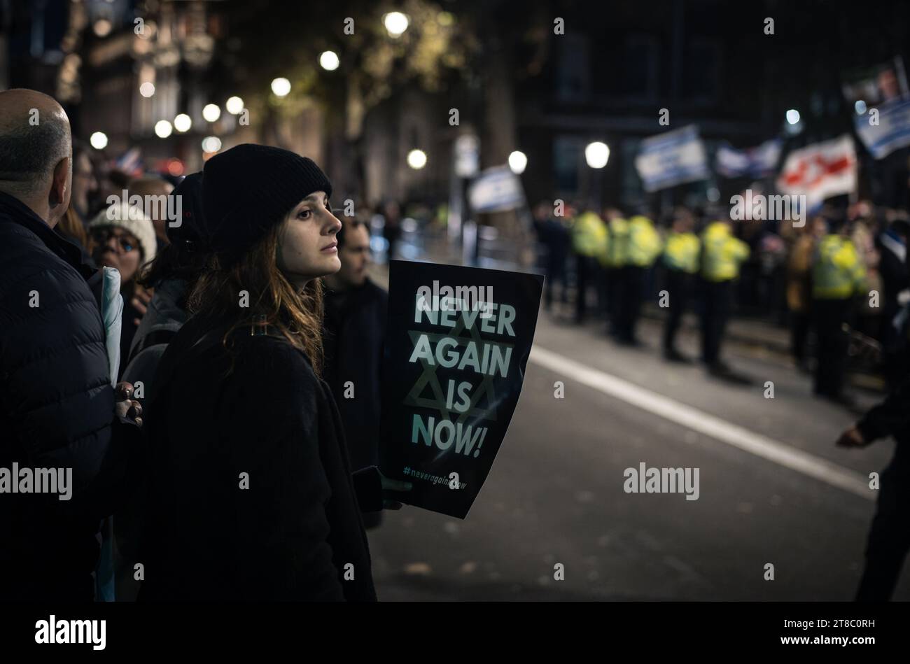 London, Großbritannien, 19. November 2023.Ein Mädchen hält ein Plakat bei einer Demonstration und Mahnwache in Whitehall, London, hoch, die von Christian Action Against Antisemitismus veranstaltet wird: "NEVER AGAIN IS NOW". Redner, darunter auch die Beziehungen der von Hamas-Terroristen als Geiseln genommenen Personen, sprachen sich an eine bedeutende Menge, die sich zur Unterstützung Israels und der jüdischen Gemeinde im Vereinigten Königreich und in der ganzen Welt versammelt hatte. (Tennessee Jones - Alamy Live News) Stockfoto